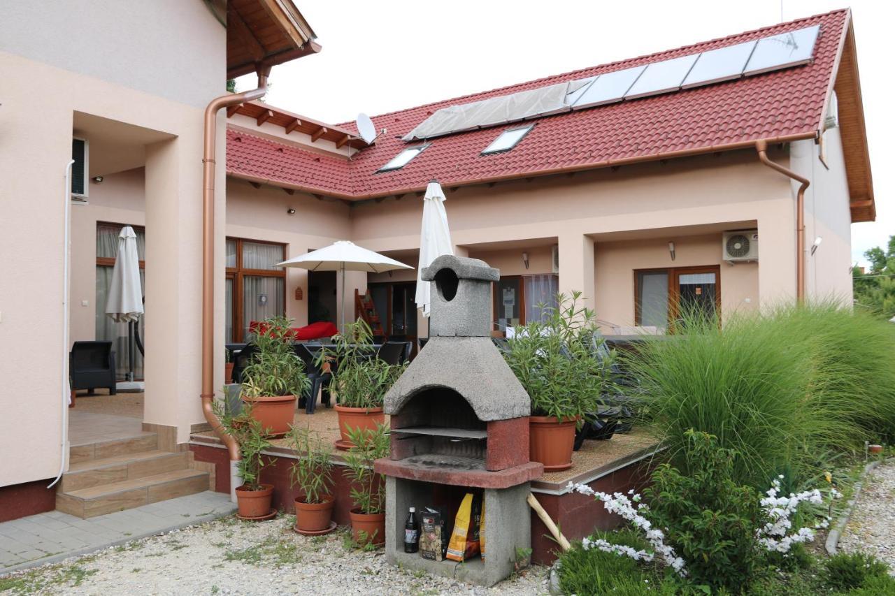 Hortobagyi Kemences Vendeghaz Apartment ภายนอก รูปภาพ